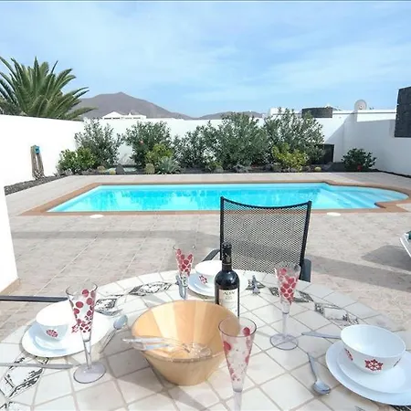 In Playa Blanca Sleeps 4 Includes Swimming Pool And Wifi 빌라
