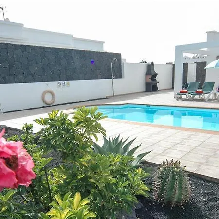 빌라 In Playa Blanca Sleeps 4 Includes Swimming Pool And Wifi